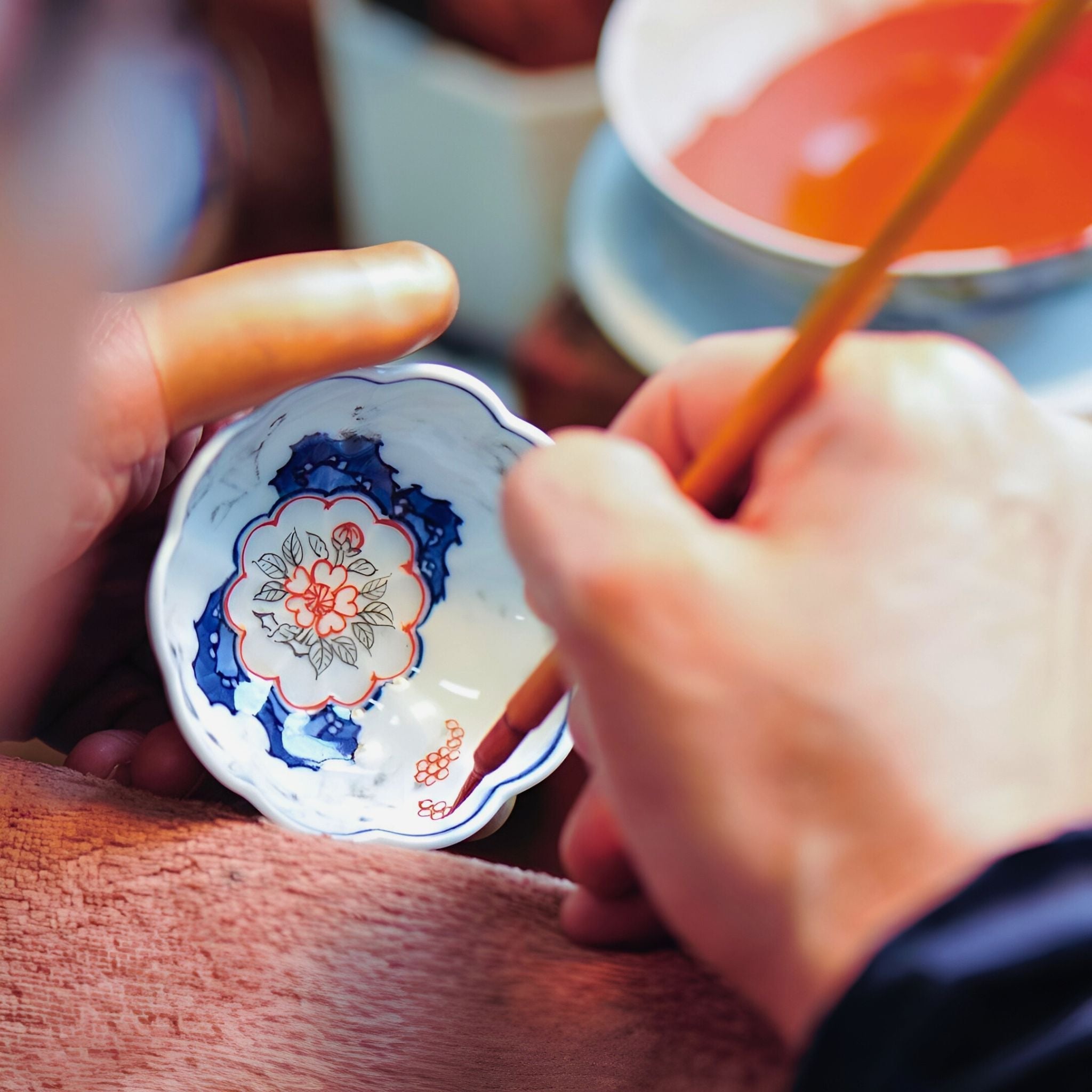 Artisan from Gen-emon Kiln painting the cup