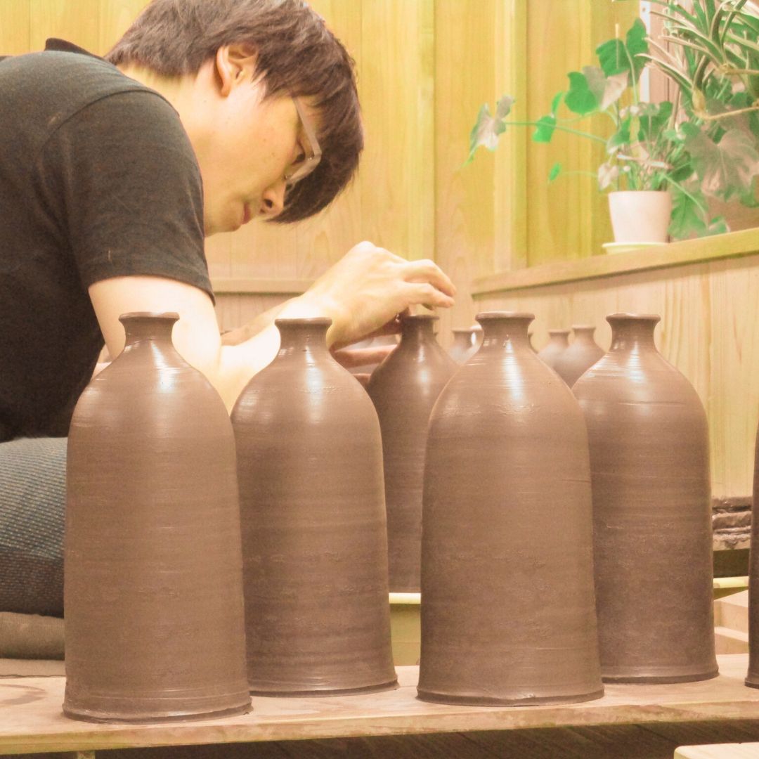 Artisan from Hozan Kiln creating Bizen-ware
