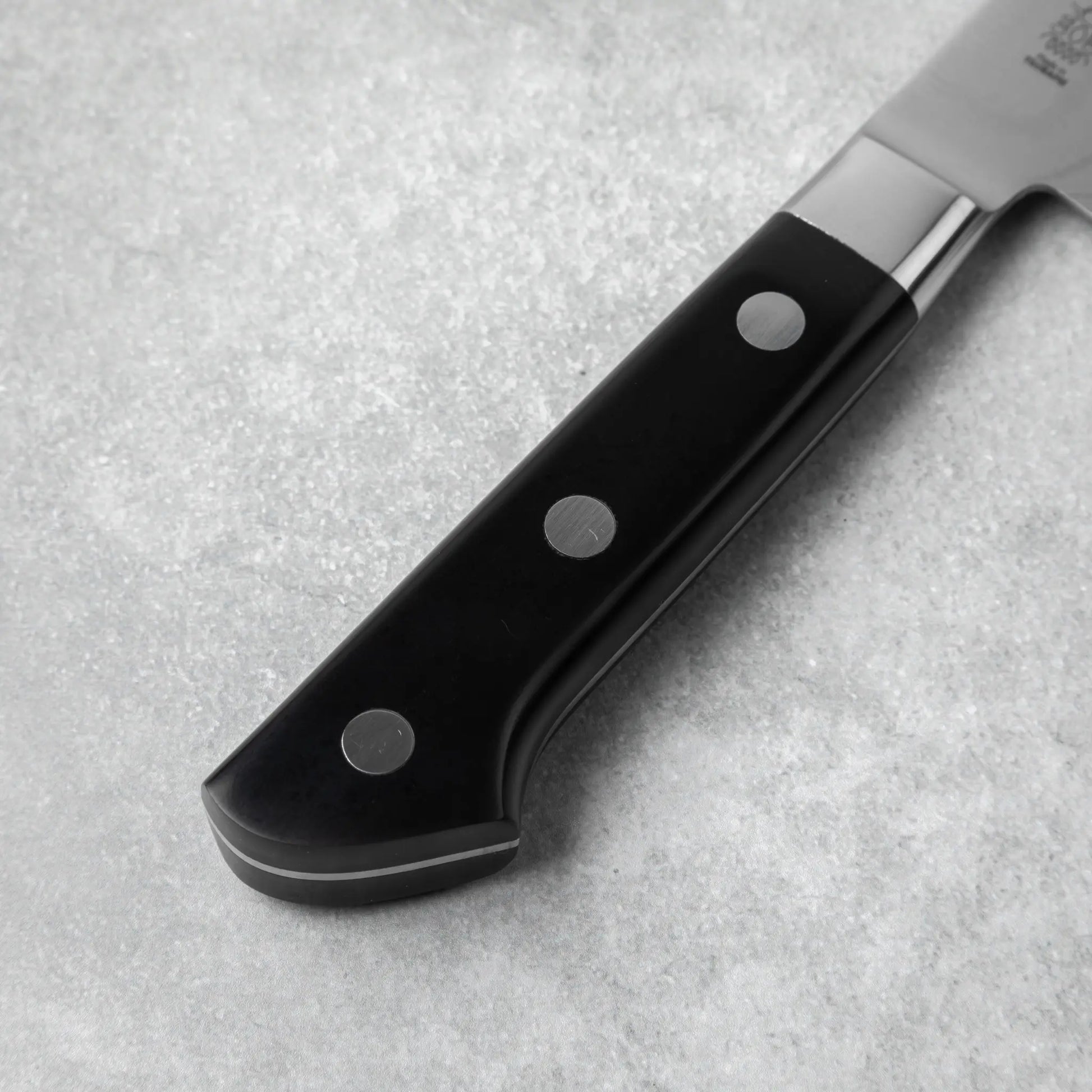 The ergonomic handle of the Ittoutan Kiageha Santoku knife, designed for comfort and balance.