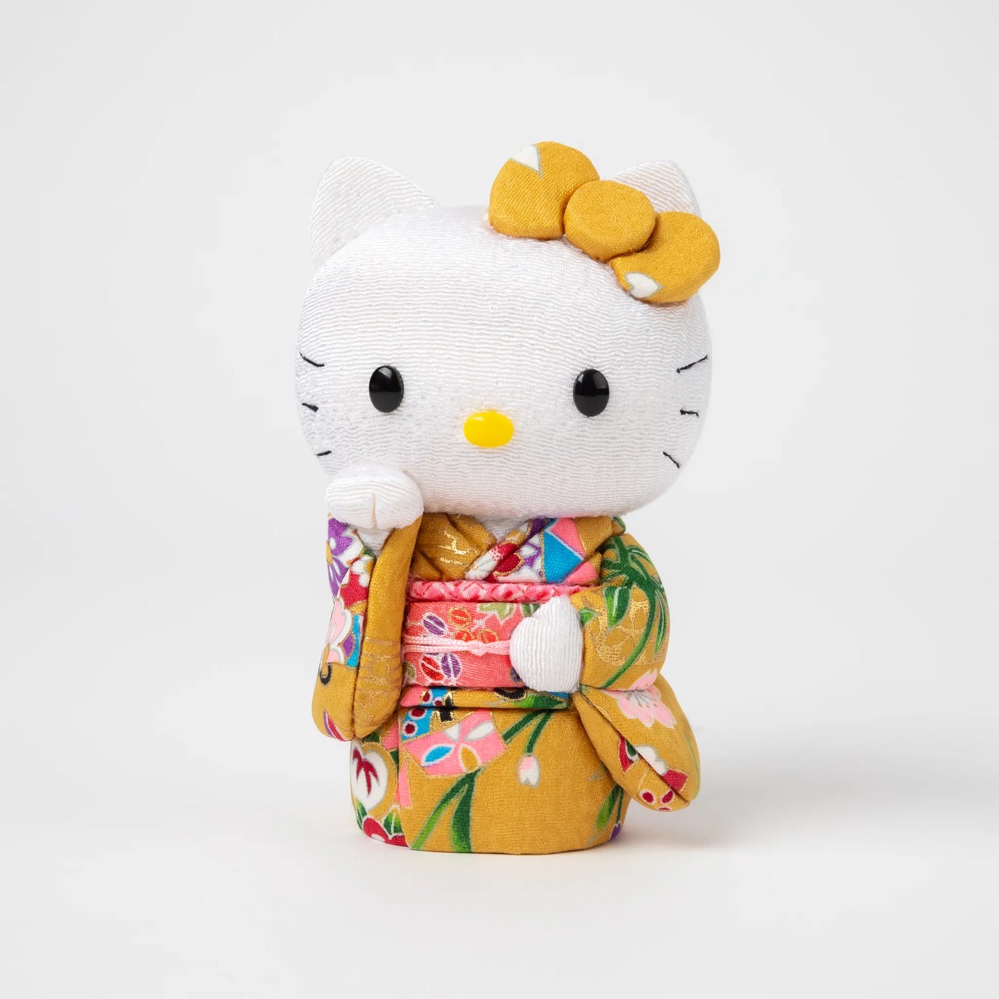 Front view of the Edo Kimekomi Kimono Maneki Hello Kitty Yellow, featuring Hello Kitty in a traditional Japanese kimono with a yellow floral pattern and a decorative bow on her head.