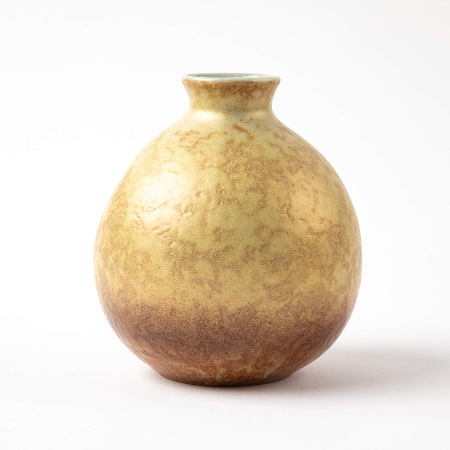 Minimalist Kutani sake bottle with a smooth brown and gold-toned glaze, handcrafted for traditional Japanese sake.