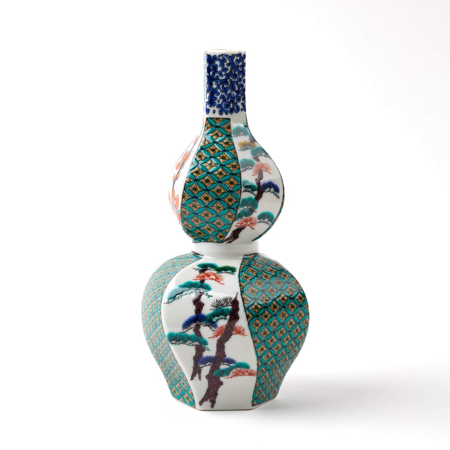 Detailed view of the Kutani gourd-shaped sake bottle, showcasing the hand-painted pine, bamboo, and plum patterns.