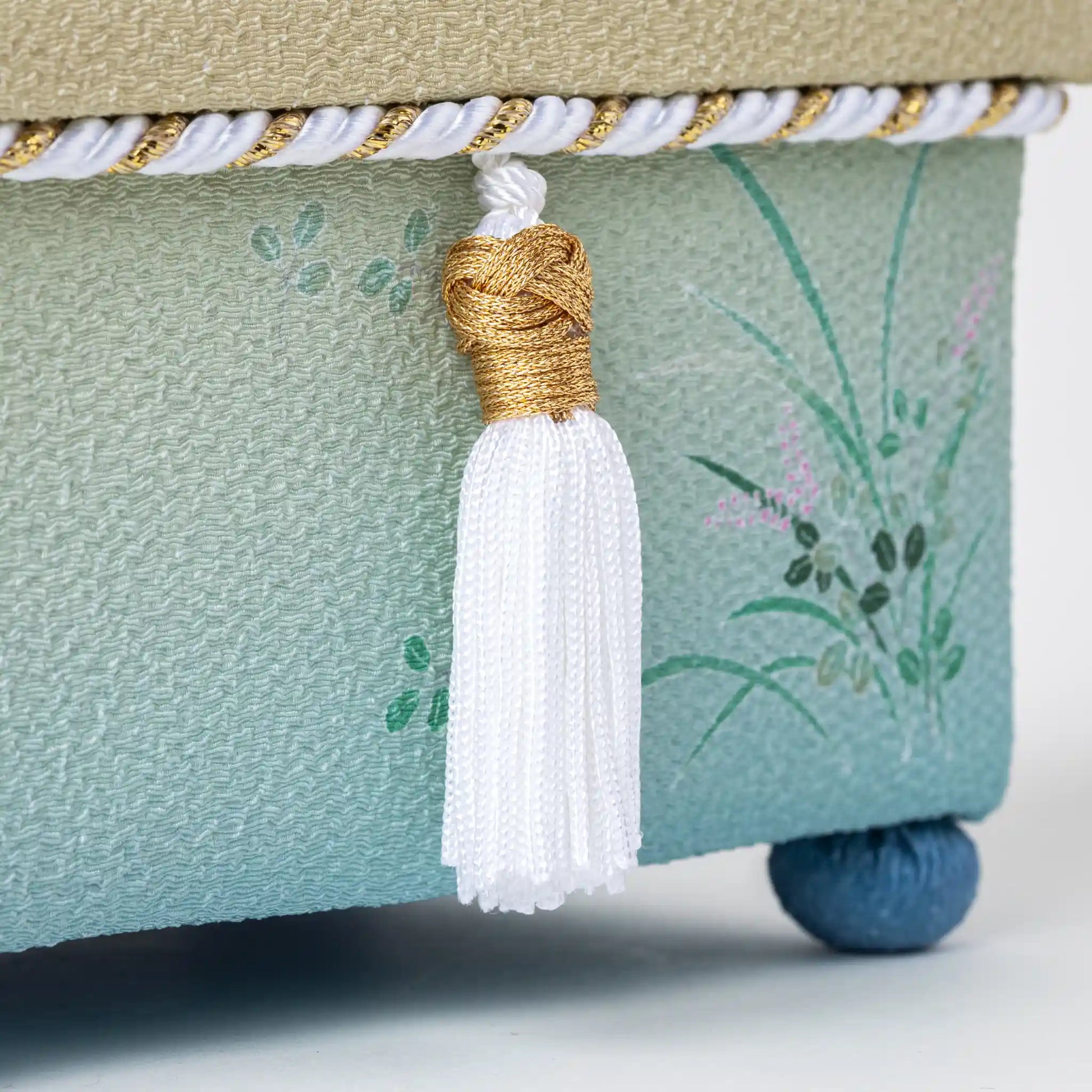 Detailed image of the decorative tassel on the Kaga Yuzen Autumn Night Accessory Box, highlighting the craftsmanship and elegant details of the accessory.